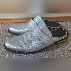 Freda Salvador Keen Mules Slip On Leather Silver Womens Size 5 EUC